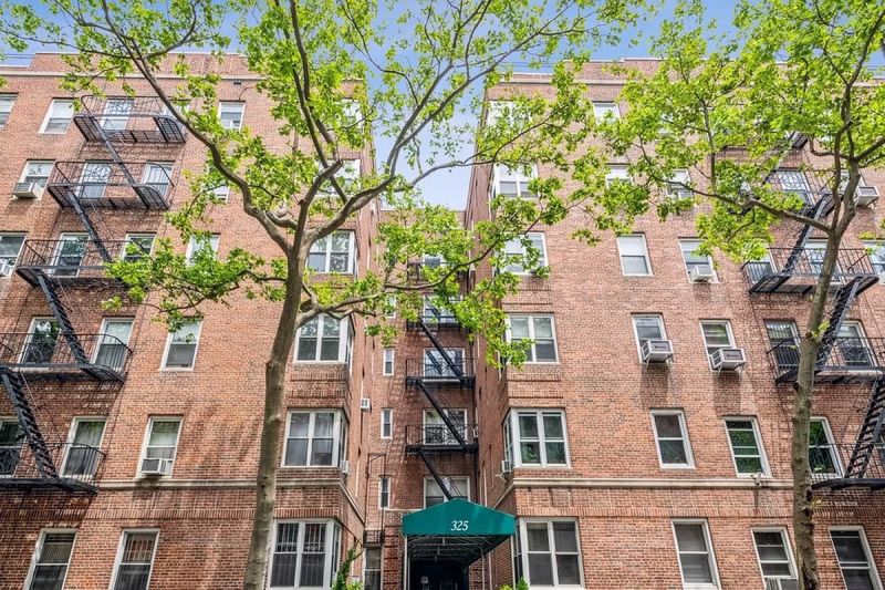 File:325 E 77th Ave.jpg